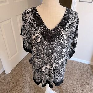 Black and white batwing top. Nice pattern classic design. Size xl